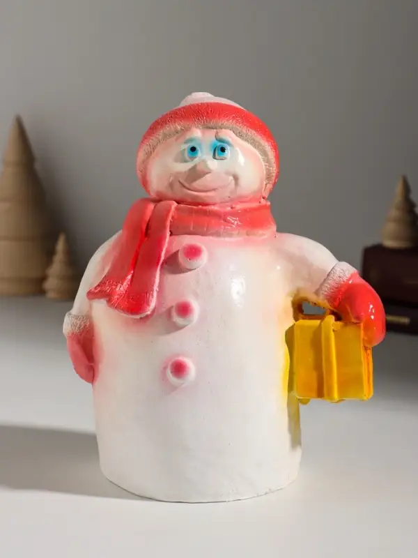 Фигура "Снеговик с подарком" 19 см, красный