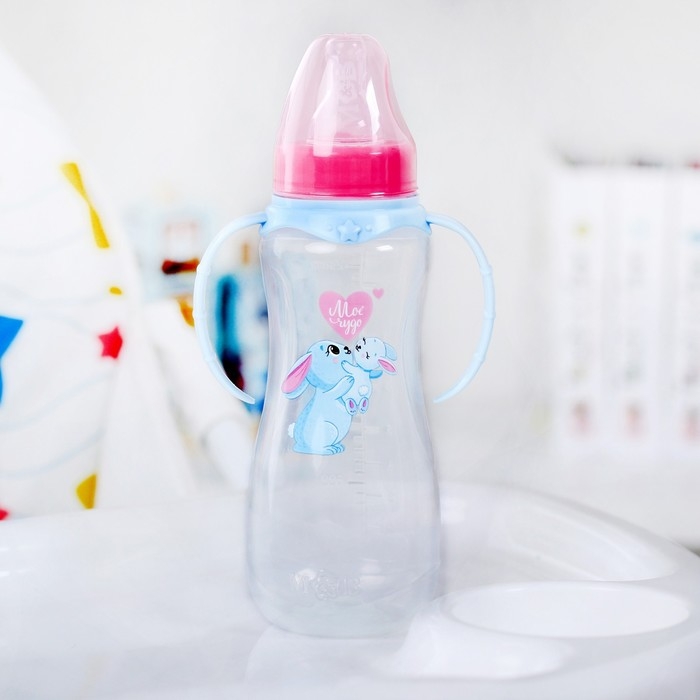 Бутылочку для кормления &laquo;Зайки: мамы и малыши&raquo;, классическое горло, 250 мл., от 0 мес., приталенная, с ручками