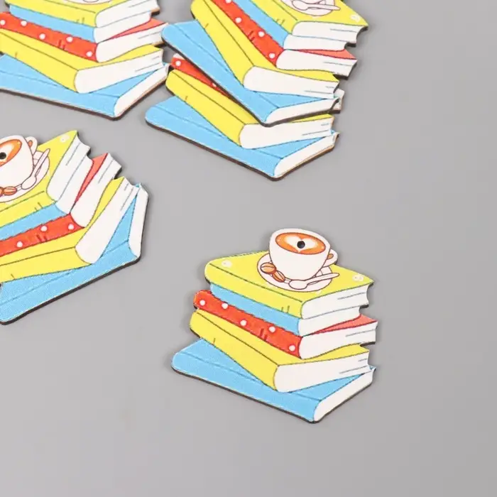 Декор для творчества дерево "Стопка книг и чашка кофе" 4х4,3х0,3 см