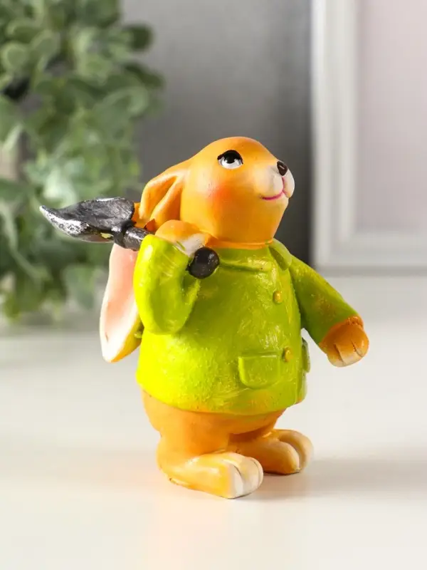 Сувенир полистоун "Зайчик с лопатой, в зелёном пальто" 6х7,5х9,5 см