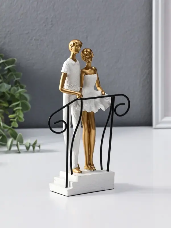 Сувенир полистоун "Парочка стоит на лестнице с перилами" бело-золотой 4,4х12,5х21 см