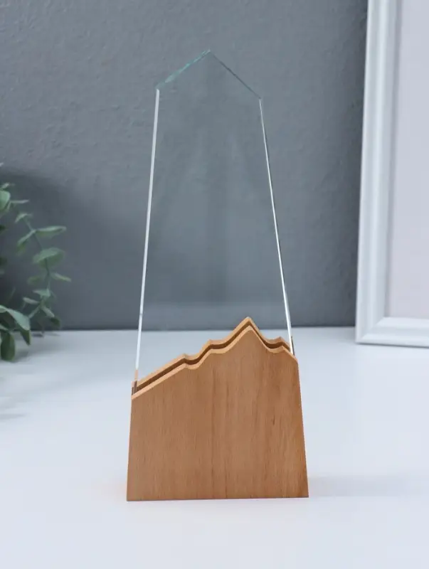 Стела наградная стекло, дерево "Гора" верх 18х8,5 см низ 10х10 см 3,5х10х25 см