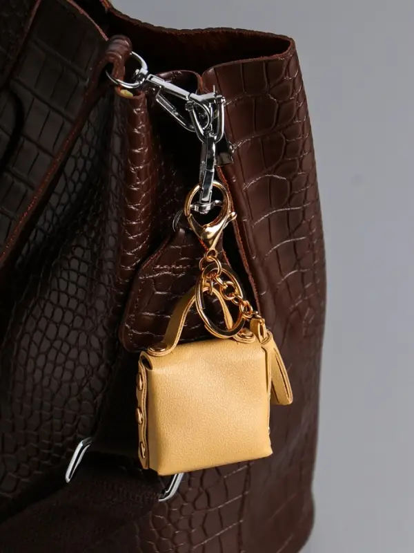 Брелок кожзам с карабином, с кистью "Сумочка. Котик" сливочный 5х2,5х6 см