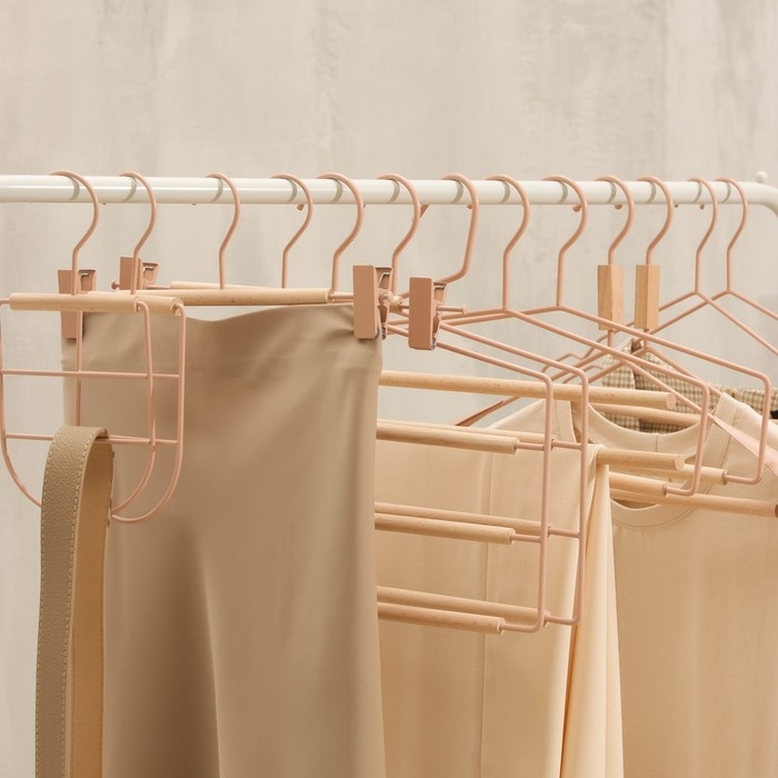 Вешалка для брюк и юбок LaDо́m Laconique, 28&times;11,5&times;2,8 см, с зажимами, цвет розовый