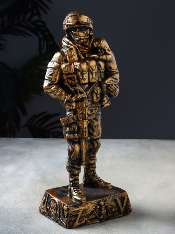 Фигура СВО "Солдат с ребенком на руках" 34х13х11 см