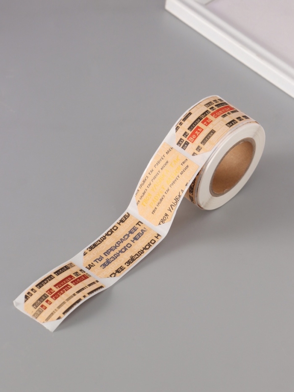 Наклейка бумага крафт "Бирки. Комплименты" 3х5 см 200 шт в рулоне