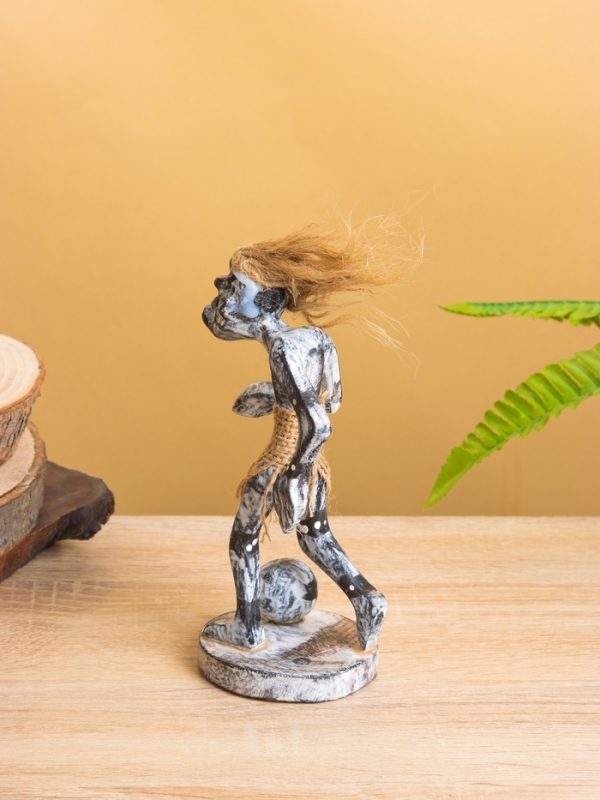 Сувенир &laquo;Абориген с мячом&raquo;, 9&times;8&times;17 +/- 1 см, дерево