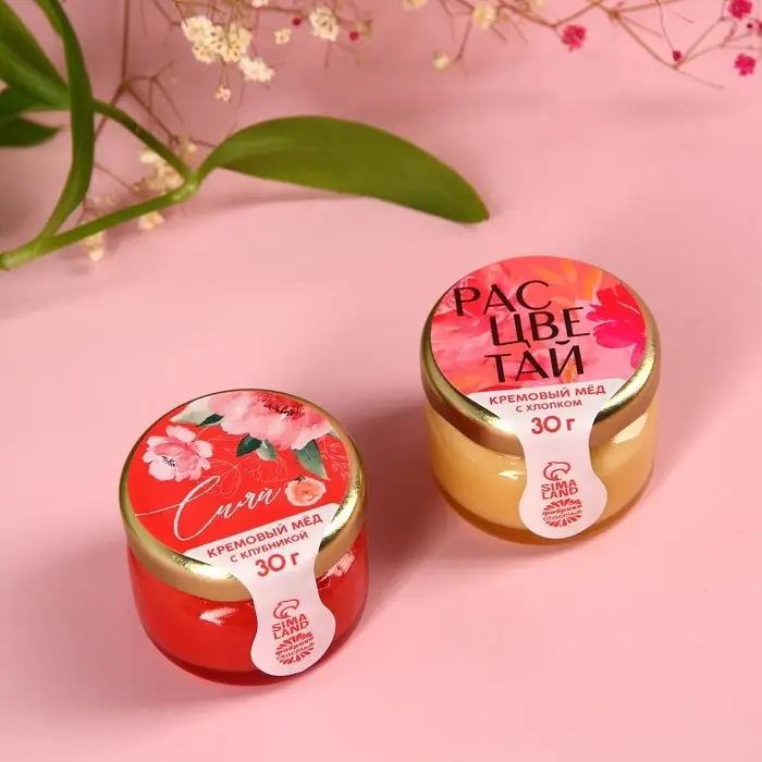 Набор &laquo;Вдохновляй красотой&raquo;: крем-мёд с клубникой и хлопком 30 г. х 2 шт., арахис в шоколадной глазури 100 г., чай чёрный с лесными ягодами 70 г., ложка