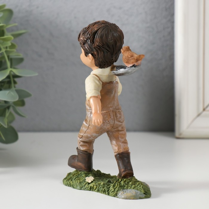 Сувенир полистоун "Мальчишка с птичками на лопате" 10х4,5х12,5 см