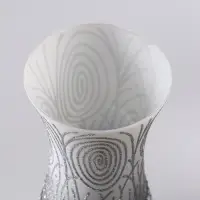 Ваза &laquo;Соблазн&raquo;, волна, h=25.5 см, стекло, бело-серебристая
