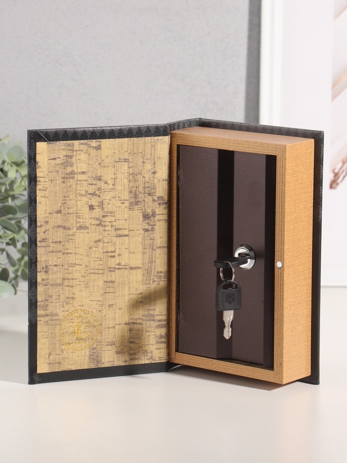 Сейф-книга дерево кожзам "Уильям Теккерей. Ярмарка Тщеславия" тиснение 21х13х5 см