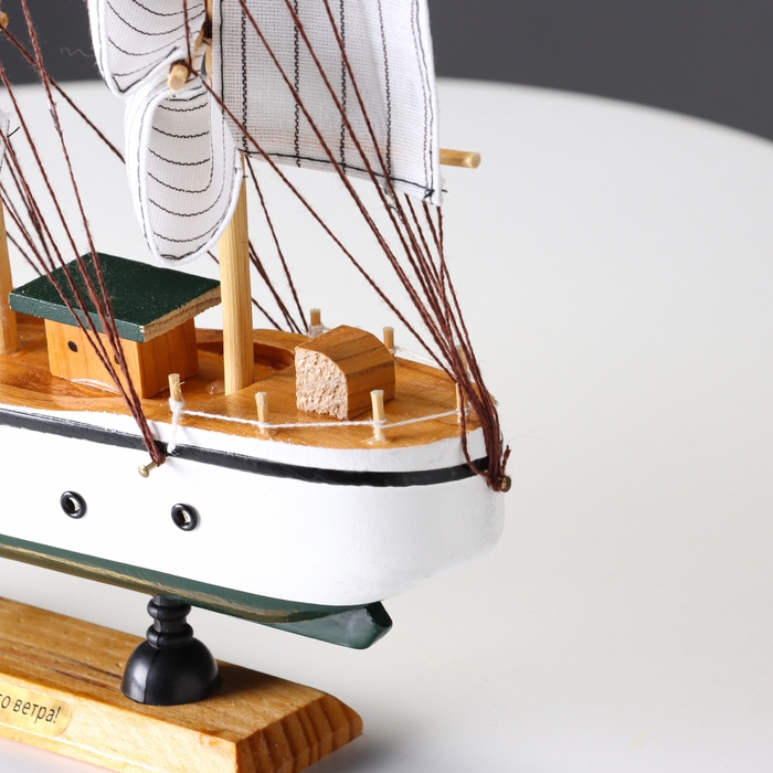 Корабль сувенирный средний &laquo;Мортан&raquo;, борта белые, 33х31х5 см