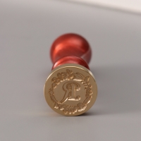 Печать для сургуча с пластиковой ручкой "Венок с буквой R" 2,5х2,5х6,3 см