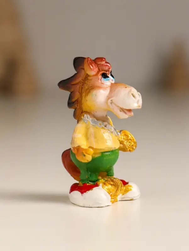 Сувенир полистоун "Конь в спортивном костюме" МИКС 3,3х2,3х5 см