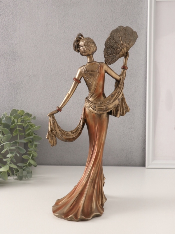 Сувенир полистоун "Девушка в платье 20-30-х годов с веером" 17,5х13х34 см