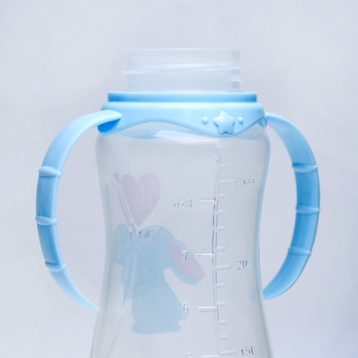 Бутылочку для кормления &laquo;Зайки: мамы и малыши&raquo;, классическое горло, 250 мл., от 0 мес., приталенная, с ручками