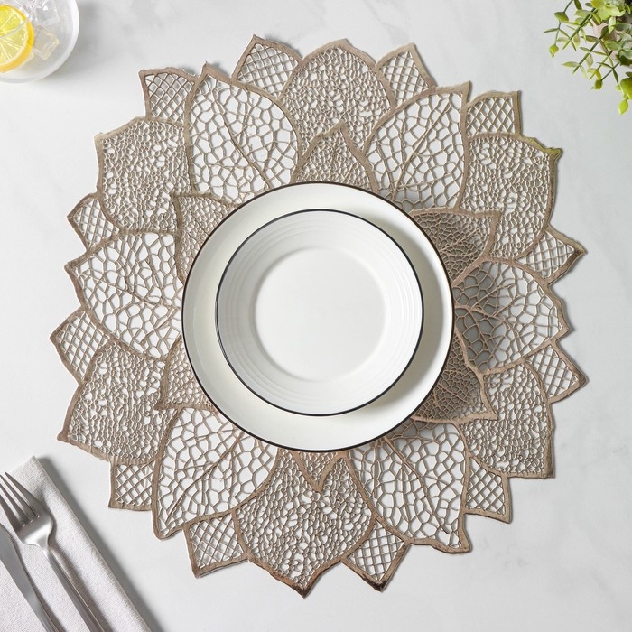 Салфетка сервировочная на стол Доляна &laquo;Цветок&raquo;, d=43 см, цвет золотой