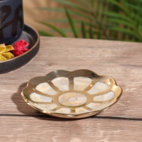 Подставка под мелочи "Цветок" латунь с перламутром 10х10х1,5 см