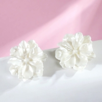 Серьги пластик &laquo;Распустившийся бутон&raquo; сияние, цвет белый