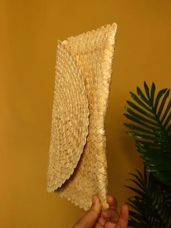 Сумка клатч плетёная из пальмового листа, 28&times;16&times;2 см, бежевая