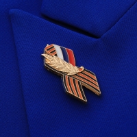 Значок &laquo;Георгиевская лента&raquo; с флагом России, цветной в золоте