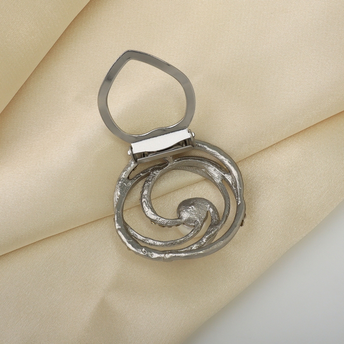 Зажим для платка &laquo;Жемчужный завиток&raquo;, цвет белый в матовом серебре