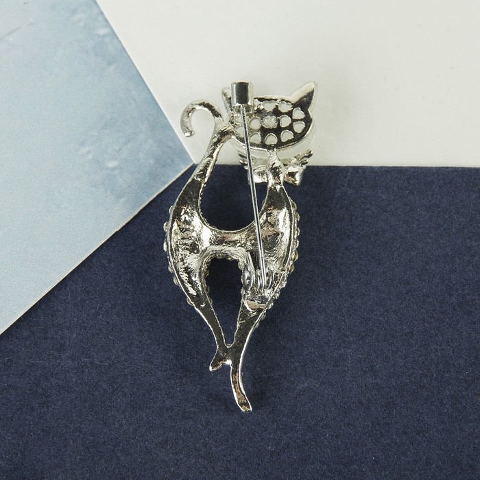 Брошь &laquo;Кошка&raquo; изящная с бантом, цвет белый в серебре