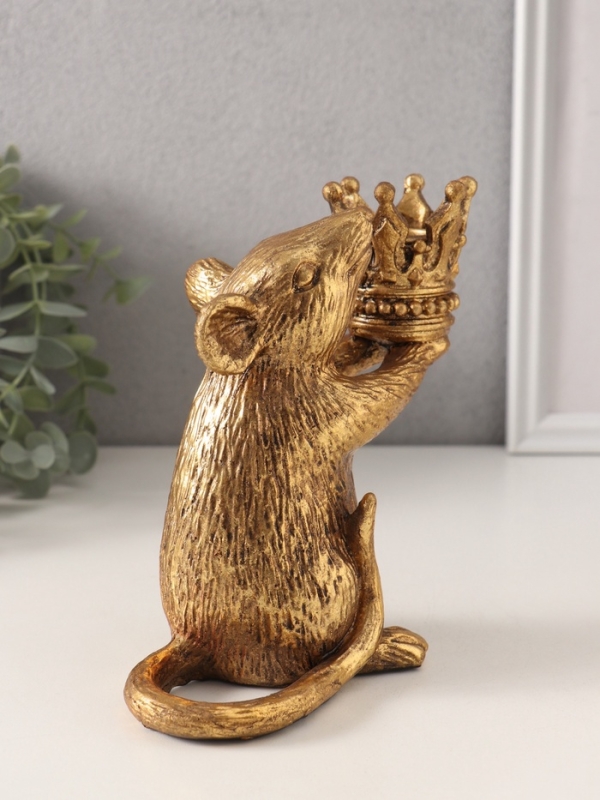 Подсвечник полистоун на 1 свечу "Мышка с короной в руках" золото 15,5х8х15,5 см