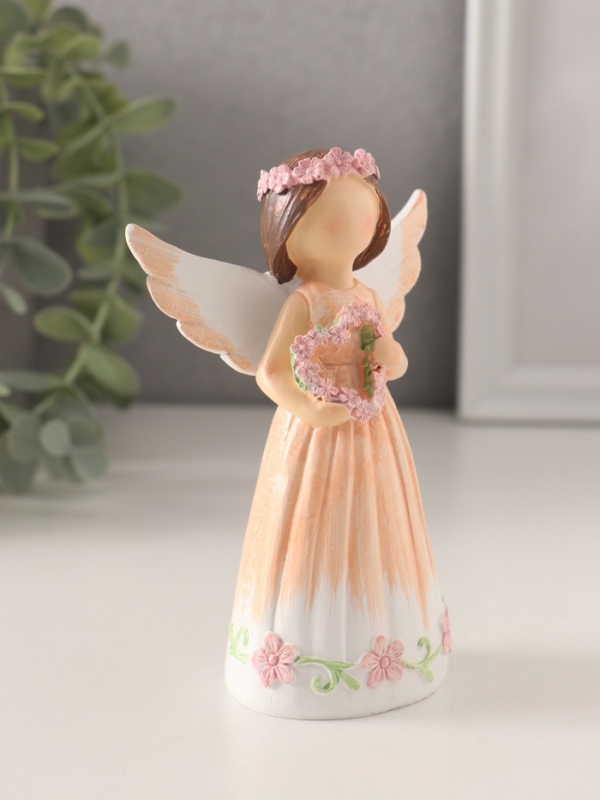 Сувенир полистоун "Девушка-ангел в персиковом платье, с венком-сердце" 8х4,5х12 см