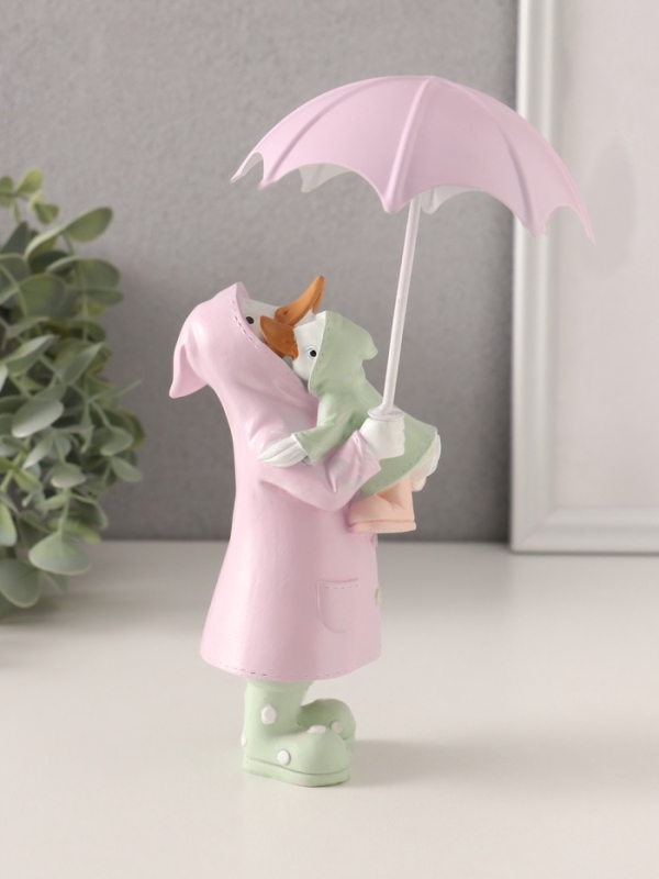 Сувенир полистоун "Утка с утёнком в дождевиках под зонтом" сиренево-зелёный 8х6,5х14,5/19 см   10583