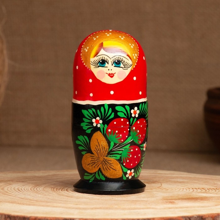 Матрёшка &laquo;Земляничка&raquo;, красный платок, 3 кукольная, 10-12 см
