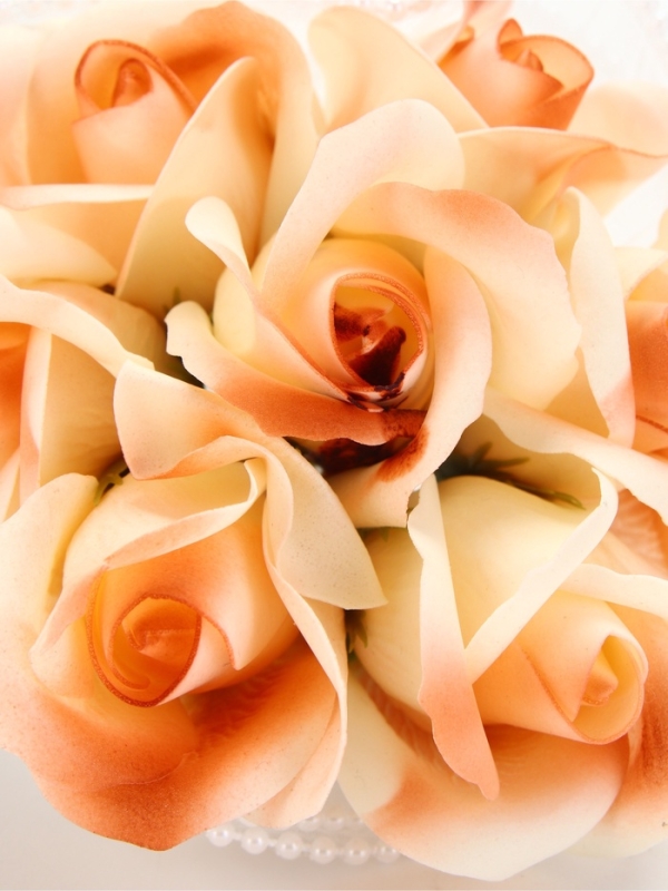 Набор из 6 нежных бело-розовых мыльных роз