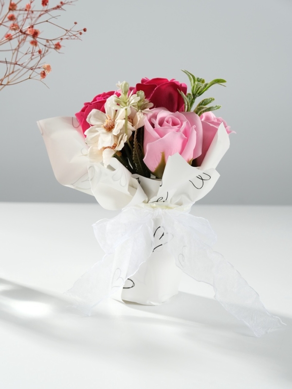 Букет из мыльных лепестков "Розы и флоксы в подарочной упаковке" розовый 12,5х12,5х20,5 см   1066770