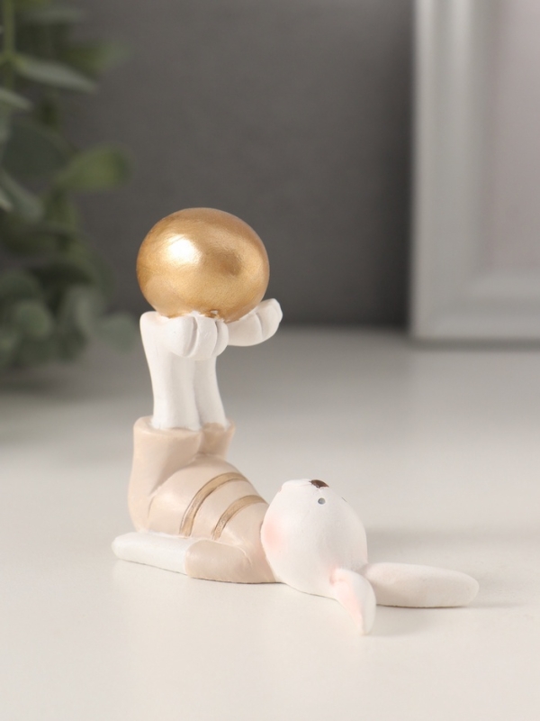 Сувенир полистоун "Белый зайчик в бежевом наряде, с золотым яичком" 8х4,5х7 см