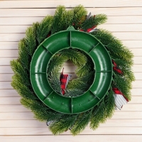 Венок новогодний d- 36 см "Уютная сказка" клетчатые ленты алые шары