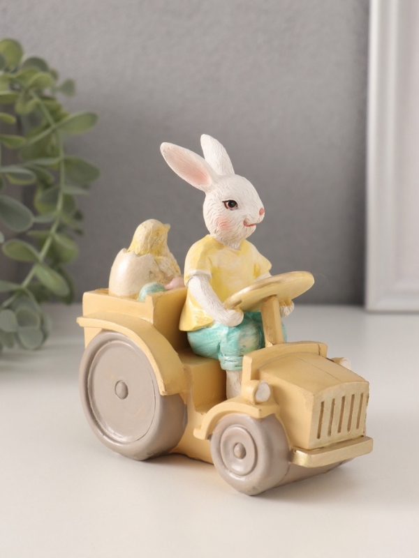 Сувенир полистоун "Заяц-тракторист с цыплёнком и яичками в кузове" 13х7,5х12 см