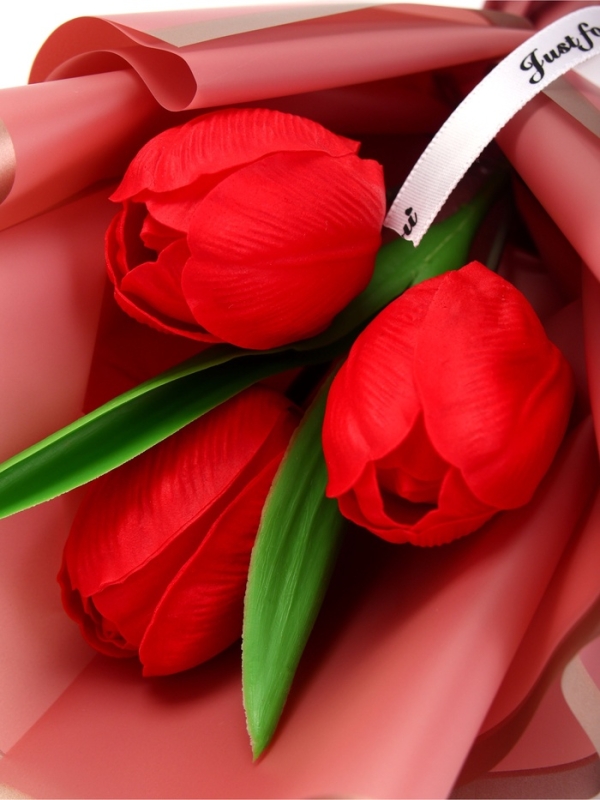 Букет из трех красных тюльпанов