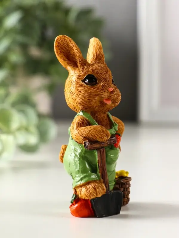 Сувенир полистоун "Зайчик-огородник с корзиной с урожаем" МИКС 4,8х3,2х9 см