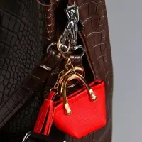 Брелок кожзам с карабином, с кистью "Сумка тоут" красная 6,5х3х7 см