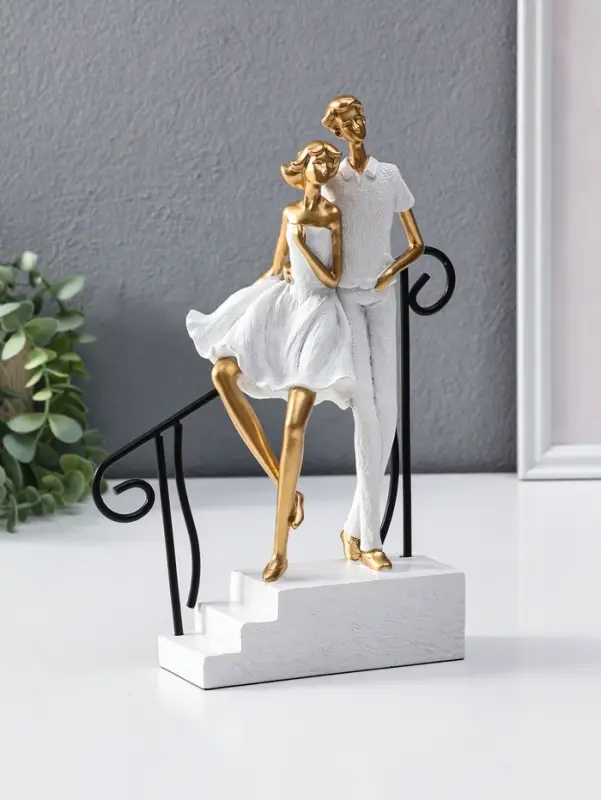 Сувенир полистоун "Парочка стоит у перил" бело-золотой 5,5х20х26,5 см
