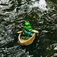 Садовая фигура 14 х 13 х 9,5 см "Лягушка в лодке" Водоплавающая