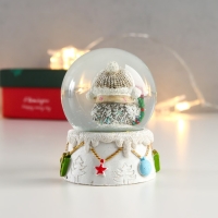 Сувенир полистоун водяной шар "Филин в шапке, с венком" d=6,5 см 8х6,5х6,5 см