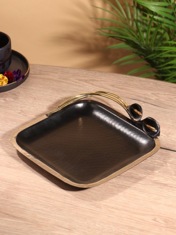 Блюдо сервировочное квадратное "Черные каллы" черное с золотом. нержав сталь 22х24х4 см