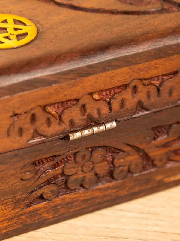 Шкатулка резная "Пента" 18х13х6 см, дерево шишам