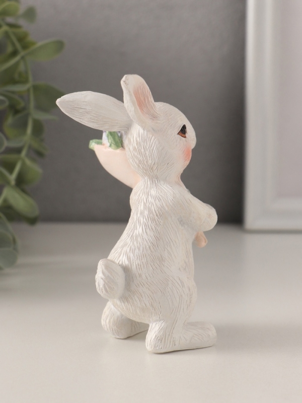 Сувенир полистоун "Белый кролик с букетом тюльпанов" 7х6х11,5 см