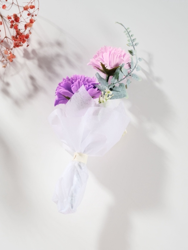 Букет из мыльных лепестков "Три гвоздики на подиуме" фиолетовый 8х8х25 см