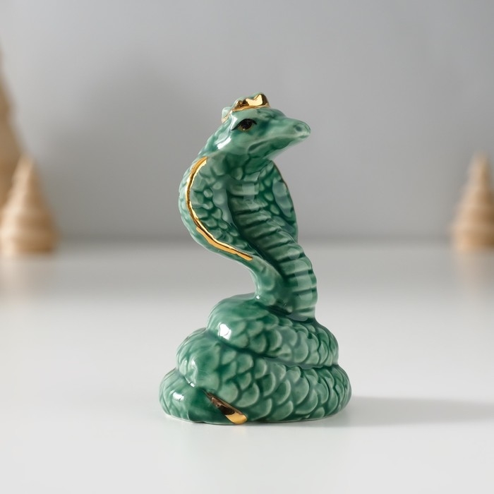 Сувенир керамика "Зелёная кобра в короне" с золотом 4х4,5х7,5 см