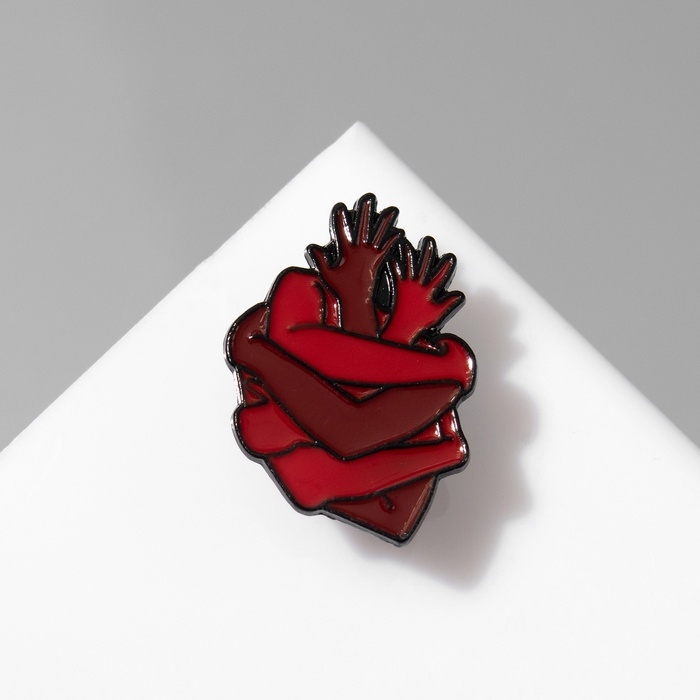 Значок &laquo;Сердце&raquo; объятие, цвет красный в чёрном металле