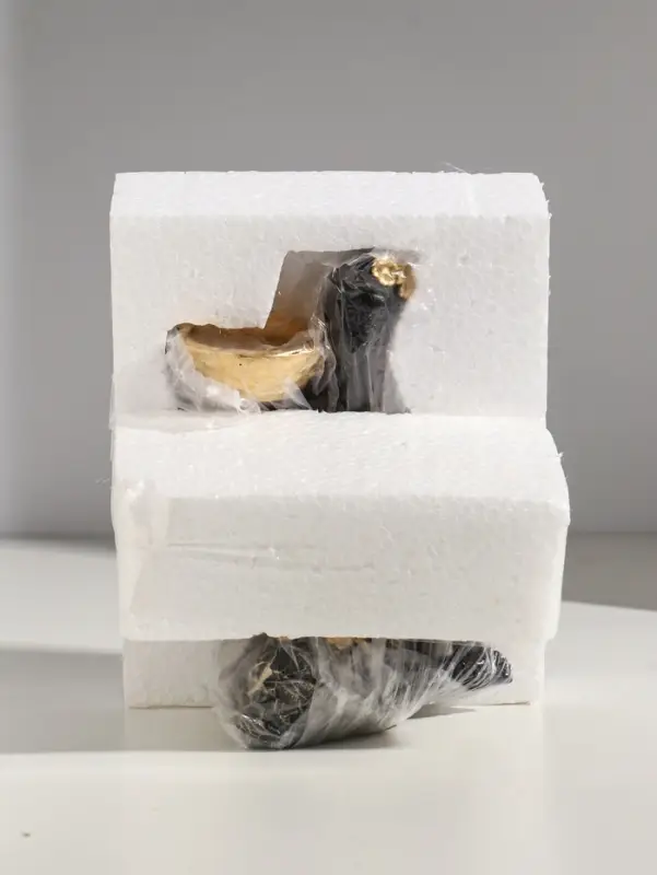 Подсвечник полистоун "Африканка в чёрном платье с цветами" с золотом d=4,5 см 11х13х16 см