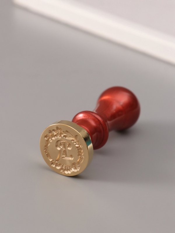 Печать для сургуча с пластиковой ручкой "Венок с буквой R" 2,5х2,5х6,3 см